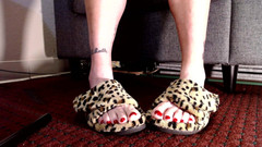Abby Anna: Dita dei gambe in pantofole pelose