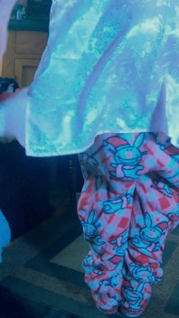 Śliczna Sissy T-girl w Piżama strzela do gigantycznego strumienia na ciebie