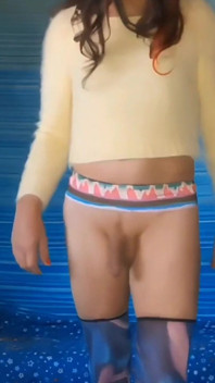 Provocando e cavalgando meu vibrador preto em meu macacão amarelo e meias azuis