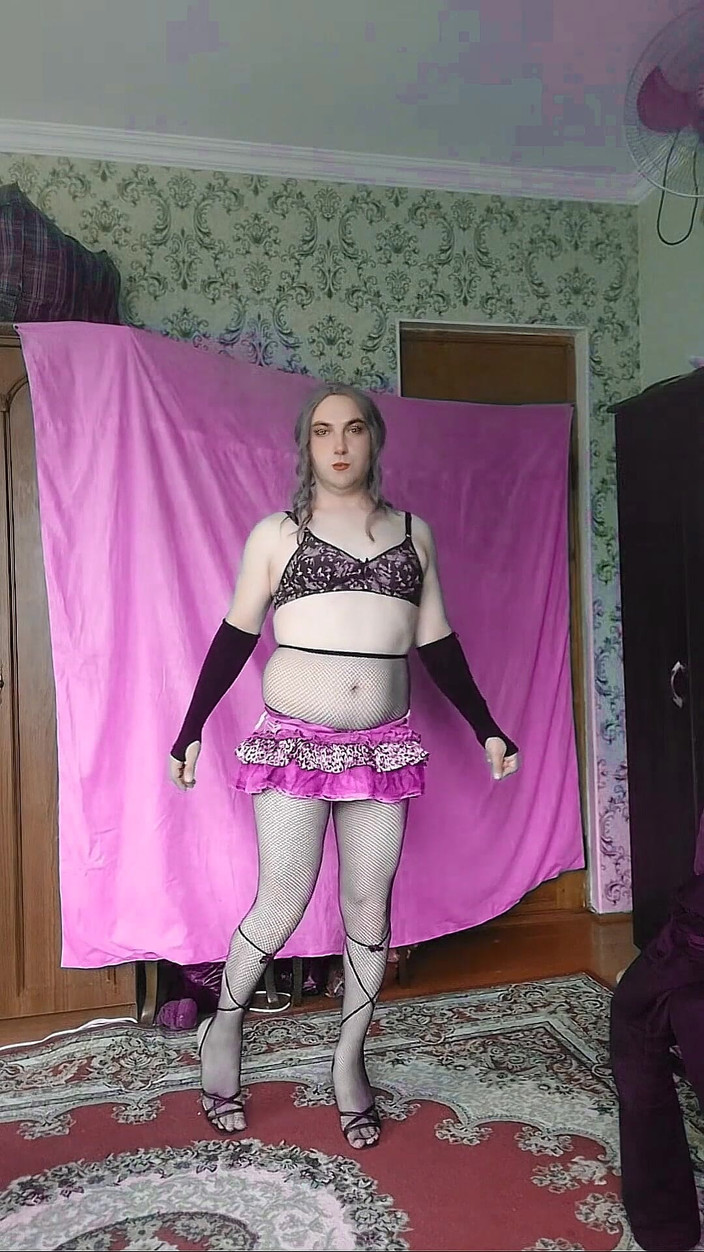 Kitty_Cross: Hete studente, cheerleader Sissy maakt een geweldige sexy uitvoering voor...