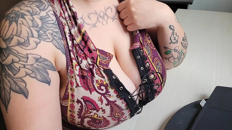 alucidfever: 办公室朋友不介意你看