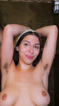 Grote bosjes sletten sissification & pissen onder de douche - Chloe Kreams, Pearl Sage