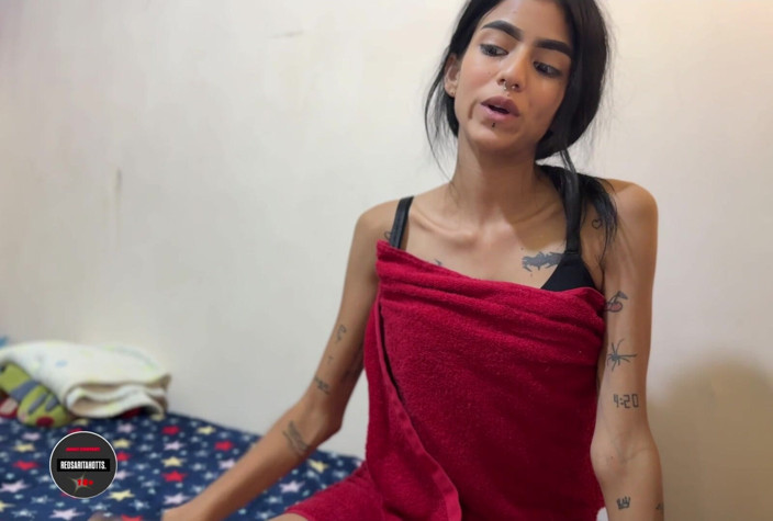 Saritta Hott: Abang tiri melancap dalam biliknya tetapi menggoda saya untuk mengongkek...