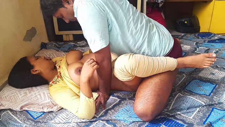 Hot Indian Aunty: Grote borsten Indische tante slaapkamer hitte