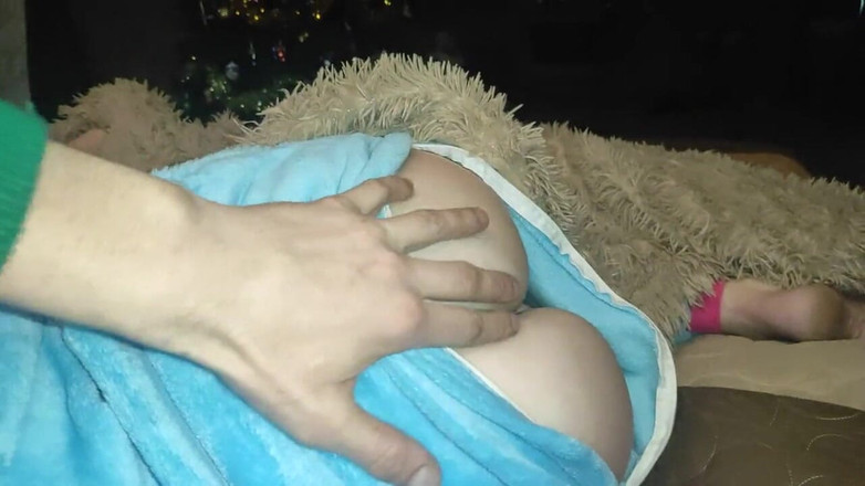 Taboo Room: Mała księżniczka w piżamie jednorożca ssie kutasa!