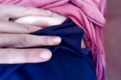 Hola follando abajo y pellizca