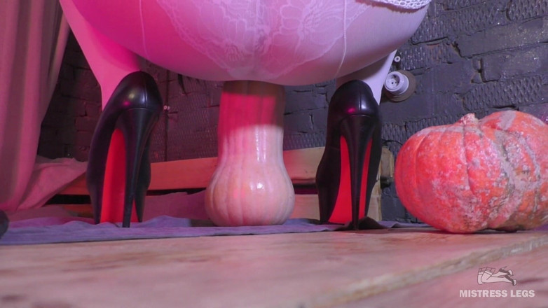 Mistress Legs: Velký a sexy nylonový zadek jezdí na dýni