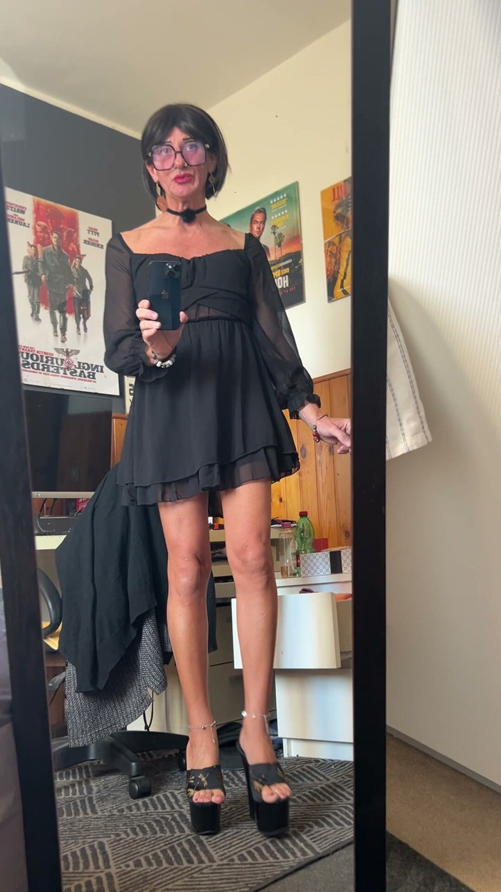 Andreina Naty: Sexy Walk in Front of the Mirror 01