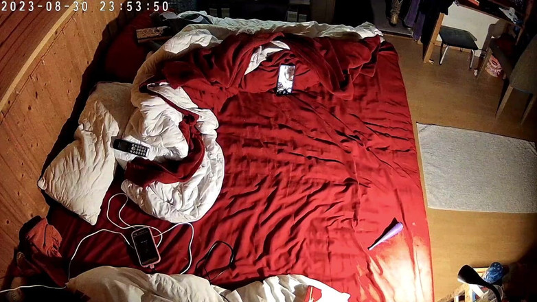 KittieNoOne: Beccato a masturbarsi mentre è al telefono