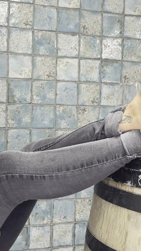 Mascată Valeria linge tălpile goale pe butoiul de lemn
