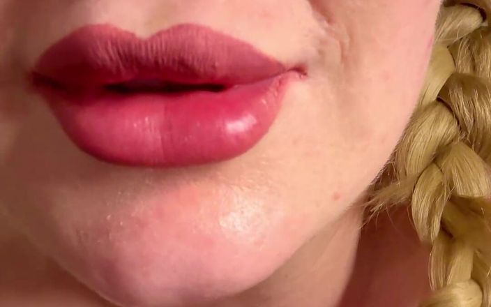 JessieHH: 섹시한 레즈를 비하하는 내 젖탱이에 기름으로 따먹기