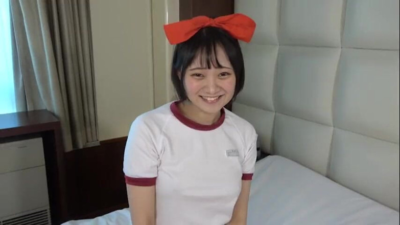 japan banana: Une jolie étudiante japonaise de 18 ans taille une pipe et reçoit...