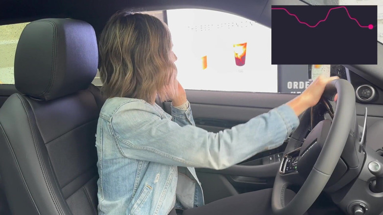 Serenity Cox: 通过郁郁葱葱的远程控制振动器射入硬盘