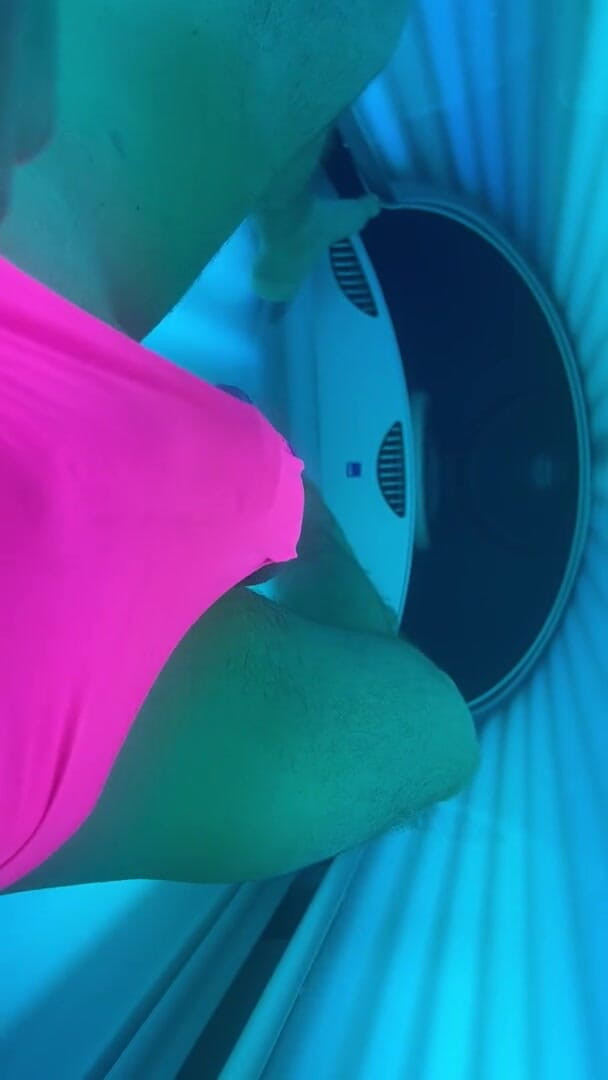 HotnHorny: Шаловливое развлечение в солярии