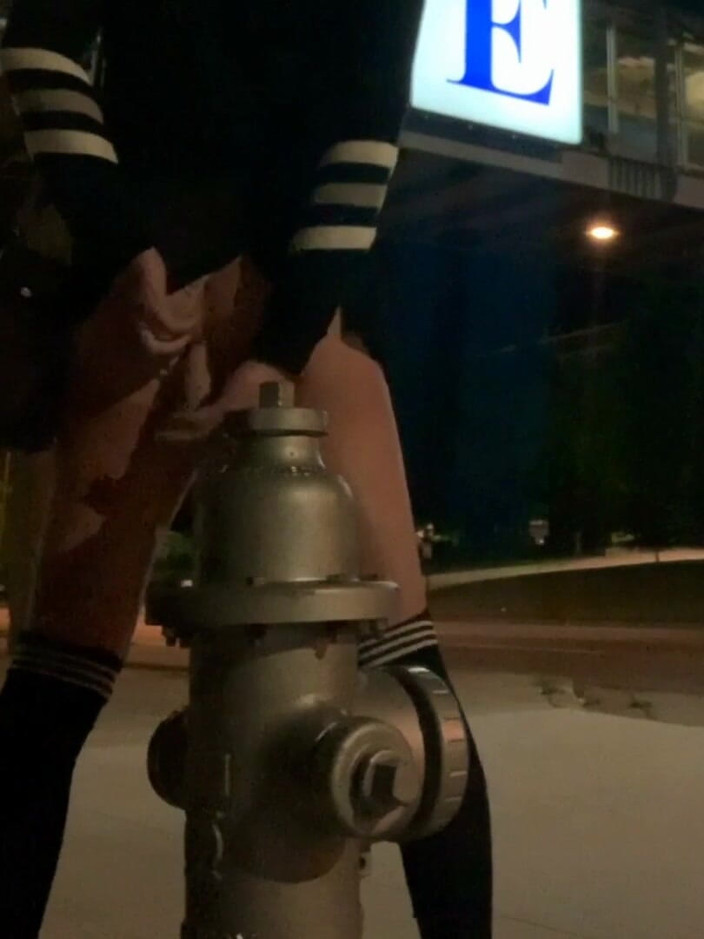 CindieLove: Ngentot dildo ukuran raksasa di mobil pemadam kebakaran di sebelah 4...