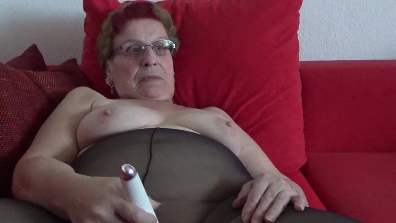 Heisseoma: Memek dipijat pakai vibrator sambil pakai stoking ketat