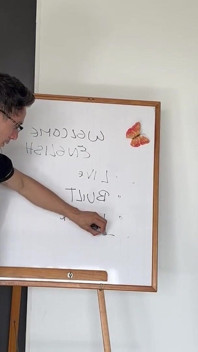 Spóźnię się na zajęcia, ponieważ ssałem kutasy w łazience college'u, i aby nadrobić to do mojego nauczyciela, pozwalam mu pieprzyć moją dupę.