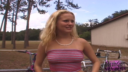 Dream Girls: Super arriscado se exibindo em um campus universitário local