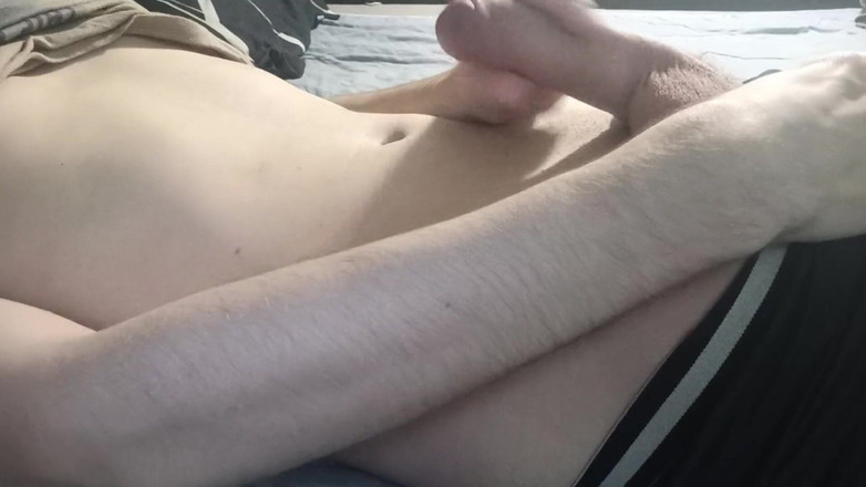 Pasha: Un Ragazzo Sdraiato Sul Letto Che Si Masturba