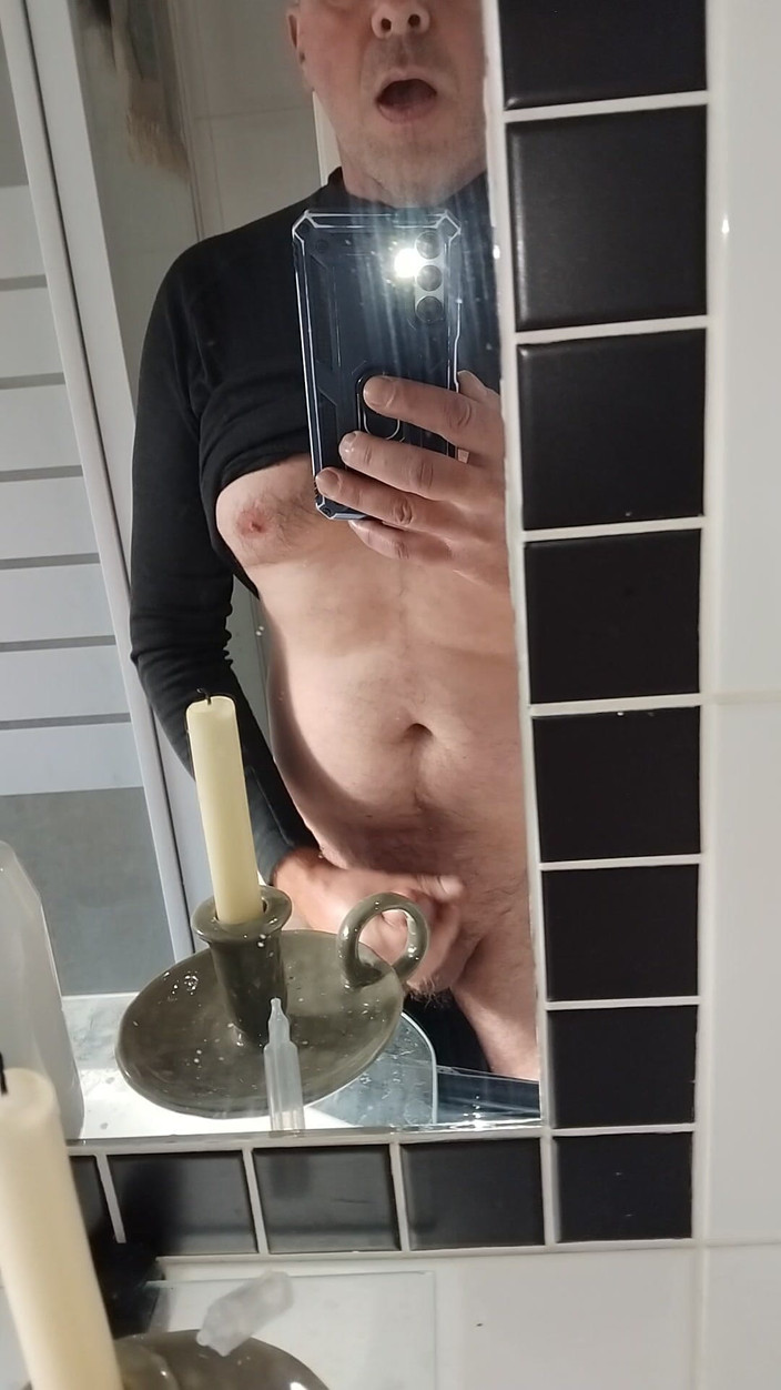 AnaMkeith: Güneşte mastürbasyon yapıyor