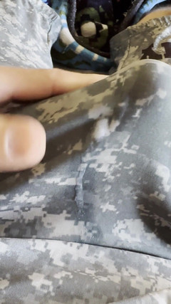 Gay Soldier Stuff: Solider armata se masturbează în Lupta Lui Singlet Trage sperma prin...