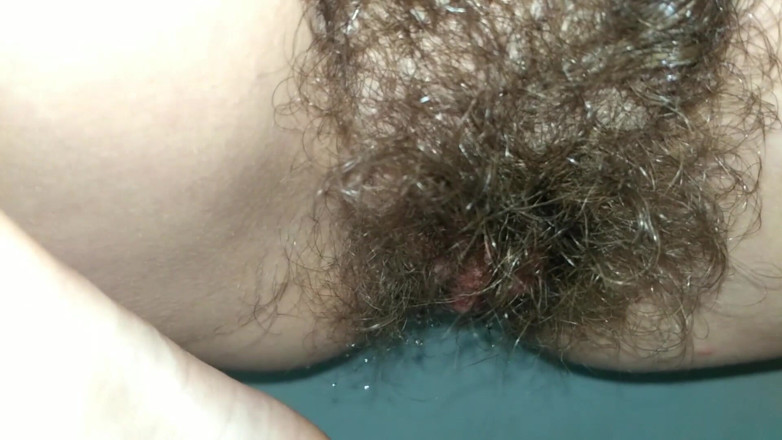 Hairypussyangel: Harig poesje plassend pissend