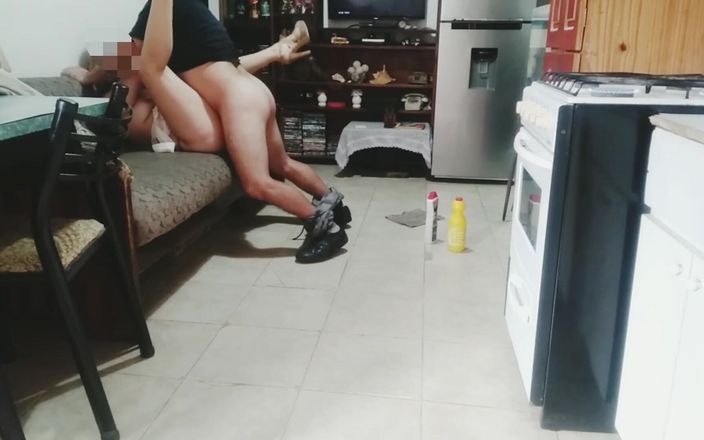 Activecouplearg: 性感女仆乱搞老板，最后被精液覆盖