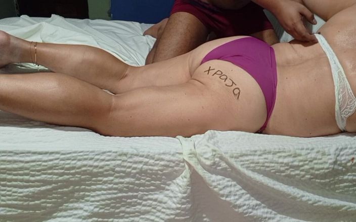 Milfta boohot: Cewek seksi ini dipijat dengan pijatan seksi