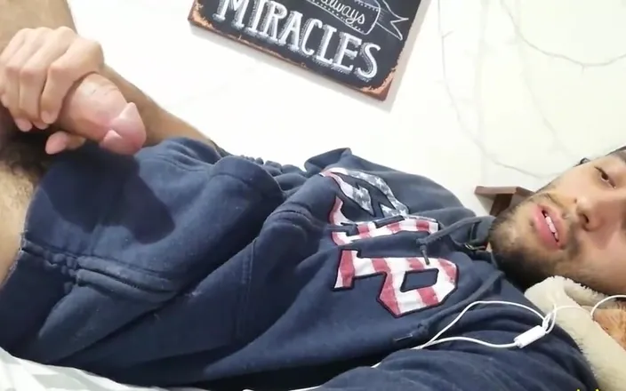 Camilo Brown: Massive cumshot in bed