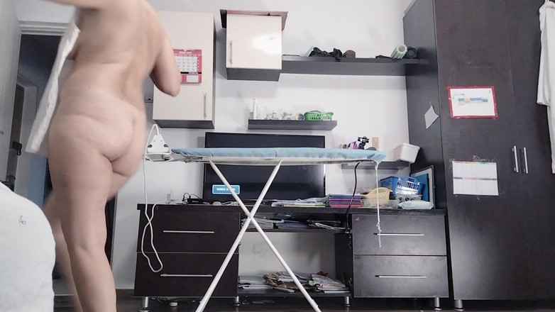 Amateur_MS: Seksowna owłosiona brunetka robi prace domowe nago. Latynoska z owłosioną...