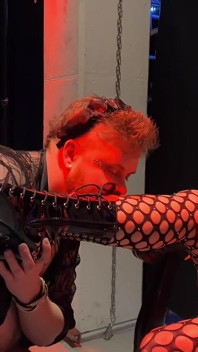 Trans-mann verehrt domina