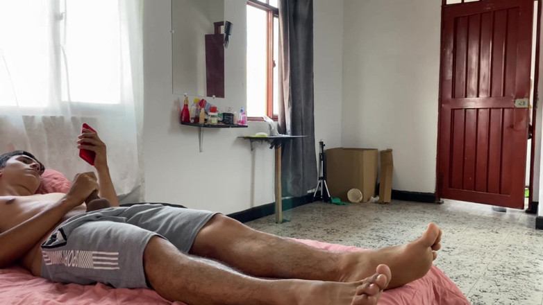 Solo_incognita: Meu meio-irmão entra no meu quarto para pegar sua toalha...