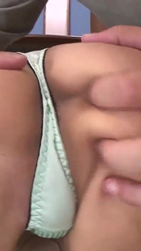 Sexy brunetka kotě saje a jezdí na velkém ptákovi k výbušném orgasmu