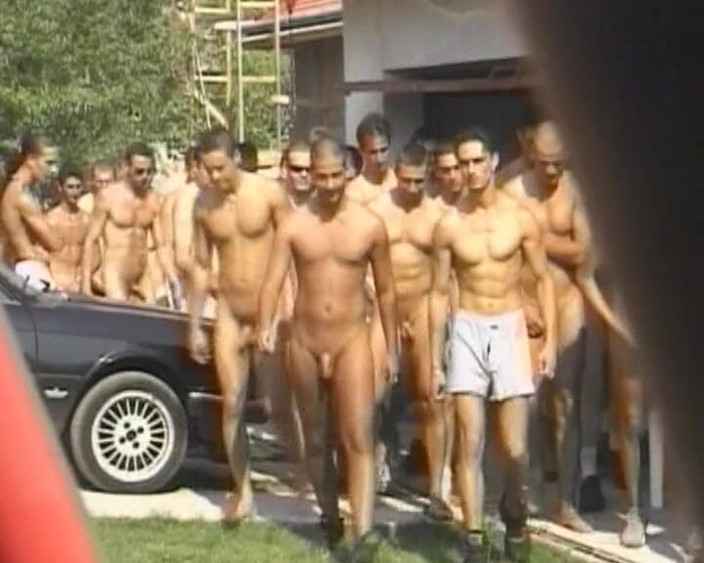 Planete Francaise: Великолепная французская блондинка сосет несколько больших хуев в гэнгбэнге на улице