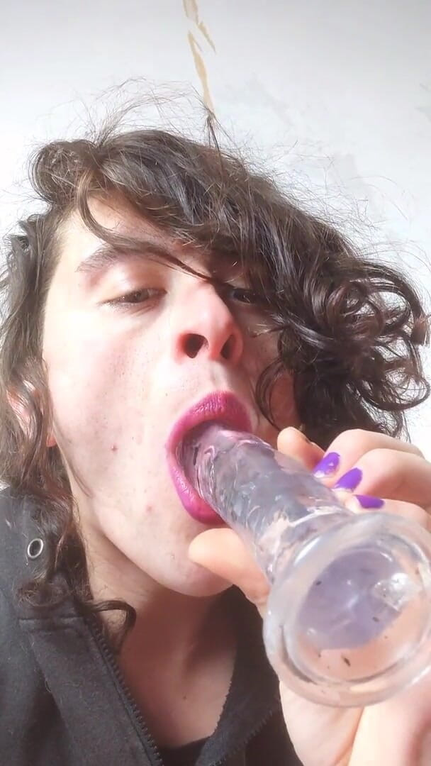 Sara B: Sara NB, pipe avec un gode