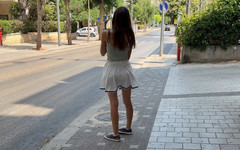 Amelia Amour: 在公交车站接近我...我无法抗拒他的挑逗