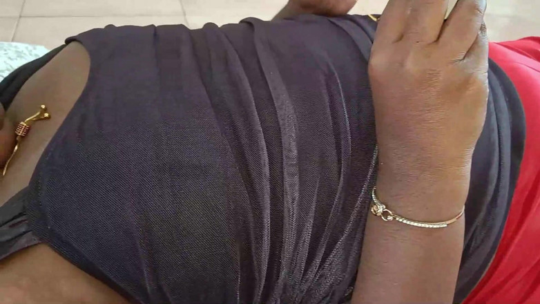 Luxmi Wife: Studente masturbeert thuis -1