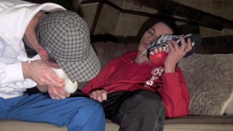 French twinks amator sextapes: Sex tape with 2 sneakers boy at home