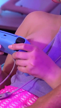 Gamer Girls Leana Lovings i Krissy Knight tracą skupienie, gdy Nicky dołącza