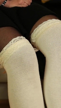 Layered socken necken - schmutzige weiße overknees &zerrissene schwarze nylons