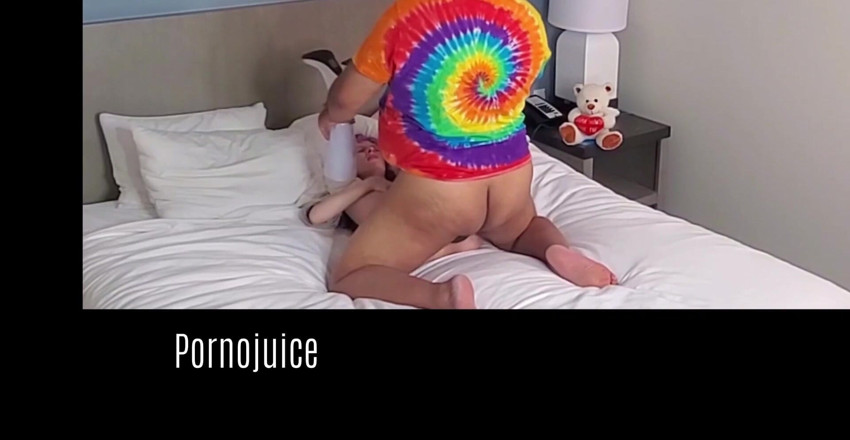 PornoJuice Faphouse: L'hippy rossa viene scopata duramente da una grande roadie nera...