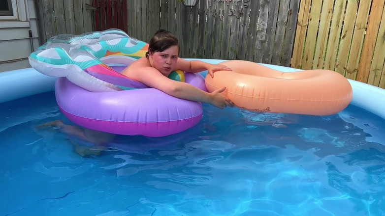 DollBabyLynn: プールのチューブが多すぎる!アウトドア・ルーナー・ファン