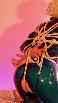 Latex nô lệ milf phục tùng mặc gag kinky thoát