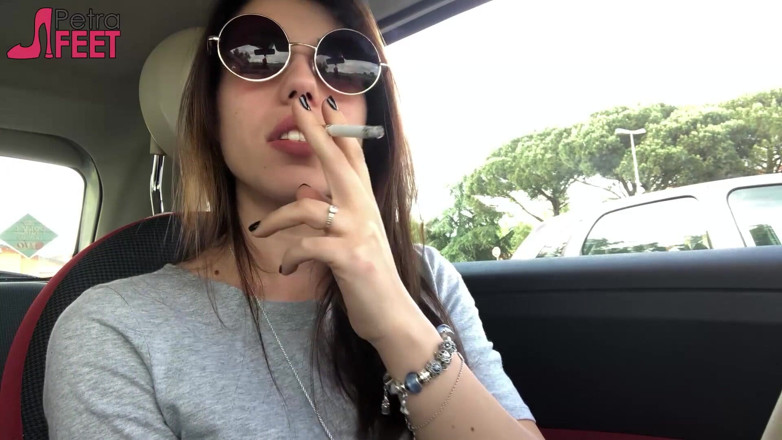 Smokin Fetish: Petra arabada sigara içiyor