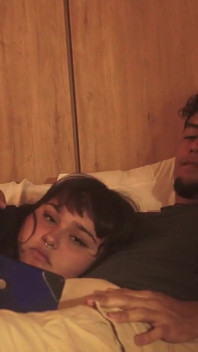Moje nevlastní sestra polyká můj penis Poté, co jsem sledovala film, téměř nás objevili