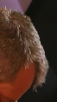 Julia Jones amını yalatıyor ve meme uçlarına ayar yapıyor