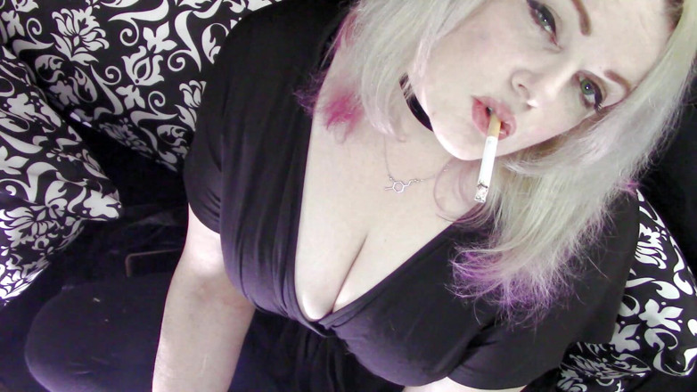 Smoke Temptress Annie Vox - Smoking Fetish: Atârnând o roșcată într-o rochie neagră