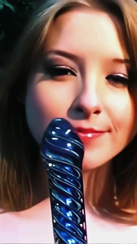 Sunny Lane mengongkek mainannya jauh ke dalam pantat ketatnya untuk menunggang solo yang kotor