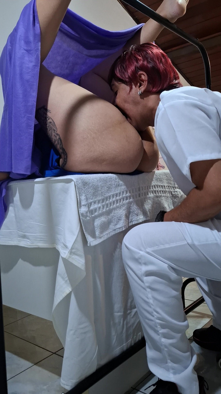 Gabi SweetCouplesStories: Gynekologická prohlídka končí orgasmem pacienta a výstřikem lékaře.