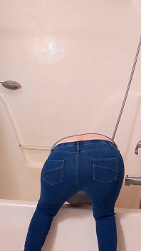 Banheira de limpeza milf provoca bunda